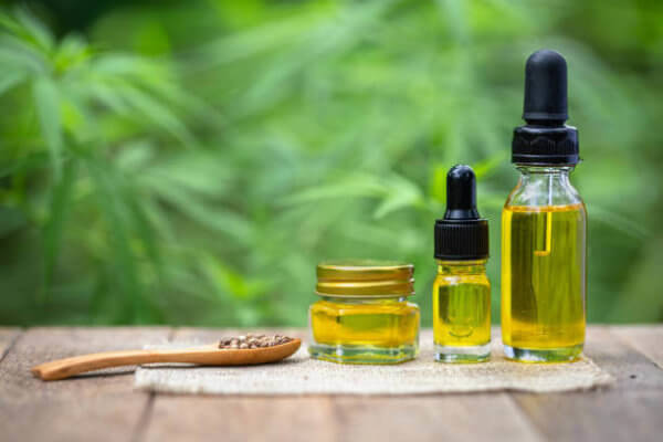 Cannabis CBD oil cannabis extract, green hemp leaf background, CBD Öl, Vegan, Natur