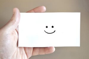 ein smiley auf einem Briefumschlag